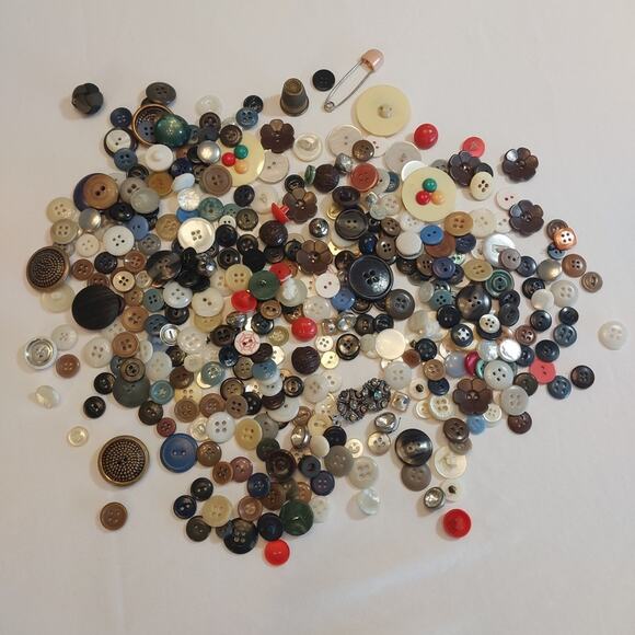 Mixed Lot Of Vintage Buttons Multiple Sizes And Styles‎ - Picture 1 of 3